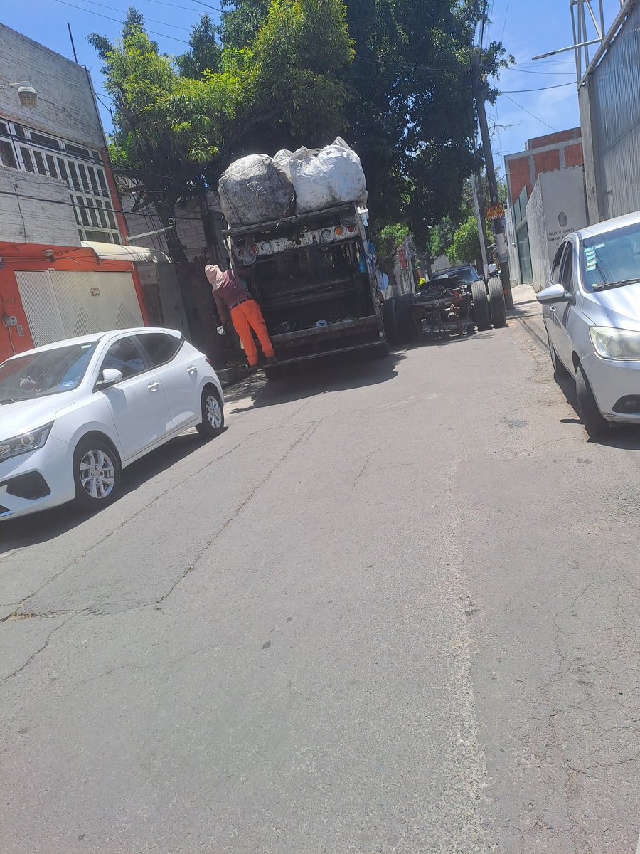 rcoello69's tweet photo. Ojo @Alc_Iztapalapa en la calle Geólogos esq. Eje 5 sur (Purísima) las motos invaden el paso peatonal y en la calle un franalero estacion carros en las dos aceras y no deja circular libremente en una calle que es muy estrecha, hagan algo por favor https://t.co/GZjmWo48Wc