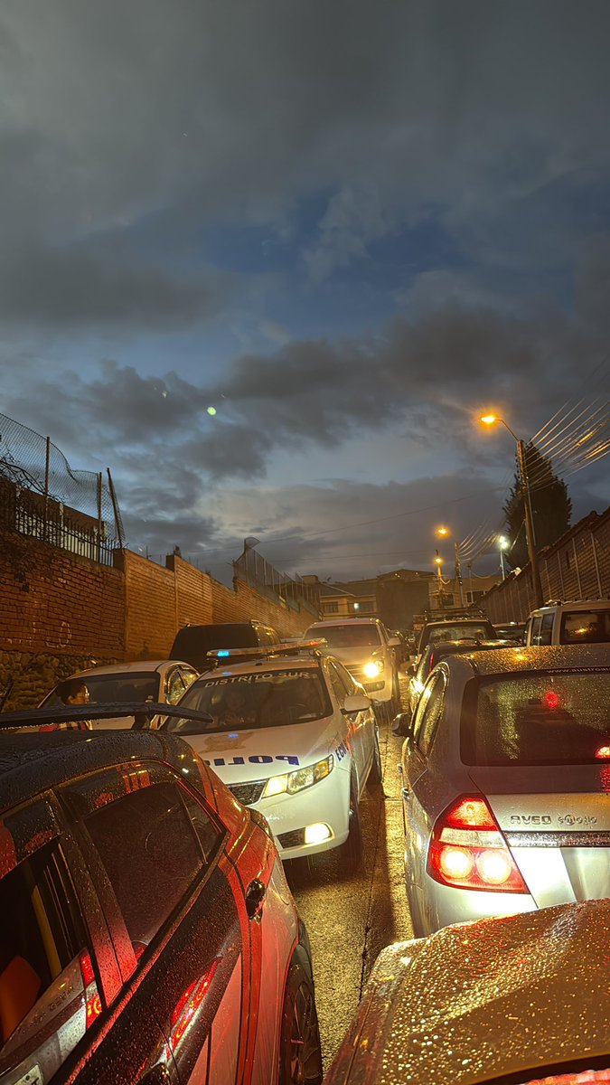 dcabrerav's tweet photo. Srs. @emov_ep por favor vayan por la calle que está entre el colegio Manuel J Calle y el cuartel de Policía, realmente es caótico, estacionan en ambos lados, los carros se rozan y toma 20min pasar una sola calle 🤦🏾‍♂️ @tomebamba https://t.co/roKE36M5nF