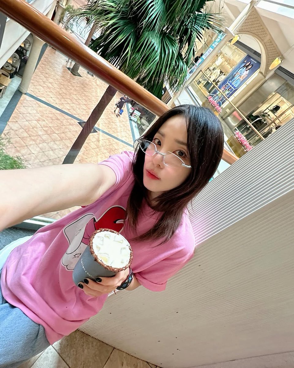 ABSCBNNews's tweet photo. Welcome home, Dara! 🇵🇭

Sandara Park of K-pop group 2NE1 is back in Manila as she prepares to host a talent survival show in the Philippines.

(📷daraxxi/Instagram) https://t.co/2agZqTktAy
