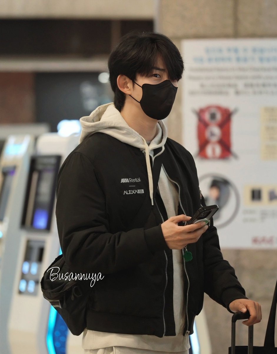 busannuya's tweet photo. 250404 옥택연 김포공항 출국

멀리서도 이쁨 뿜뿜!!

#택연 #TAECYEON #옥택연 
#oktaecyeon #テギョン #2PM 
#250404  #김포공항 https://t.co/tv9IWretl4