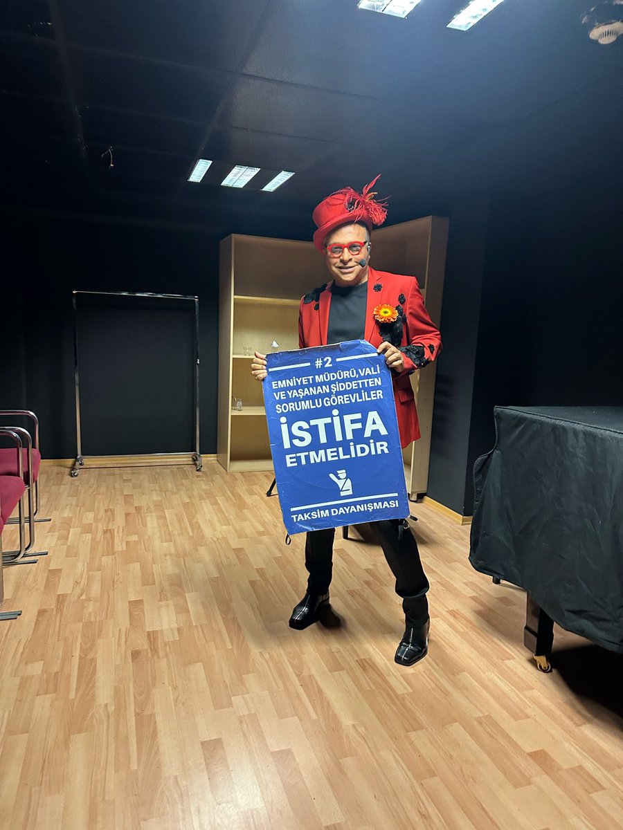 Barbaros Şansal, sosyetenin karakutusu gibidir; kim nerede ne yapmış, neyi savunmuşsa iyi bilir. Ancak onu ayrıcalıklı kılan, gözlemlerine kattığı keskin zekâ, yüksek hiciv duygusu ve sarsıcı dürüstlüktür. Siyasileri, toplumun gösterişli ama içi boş kalıplarını öyle bir dille