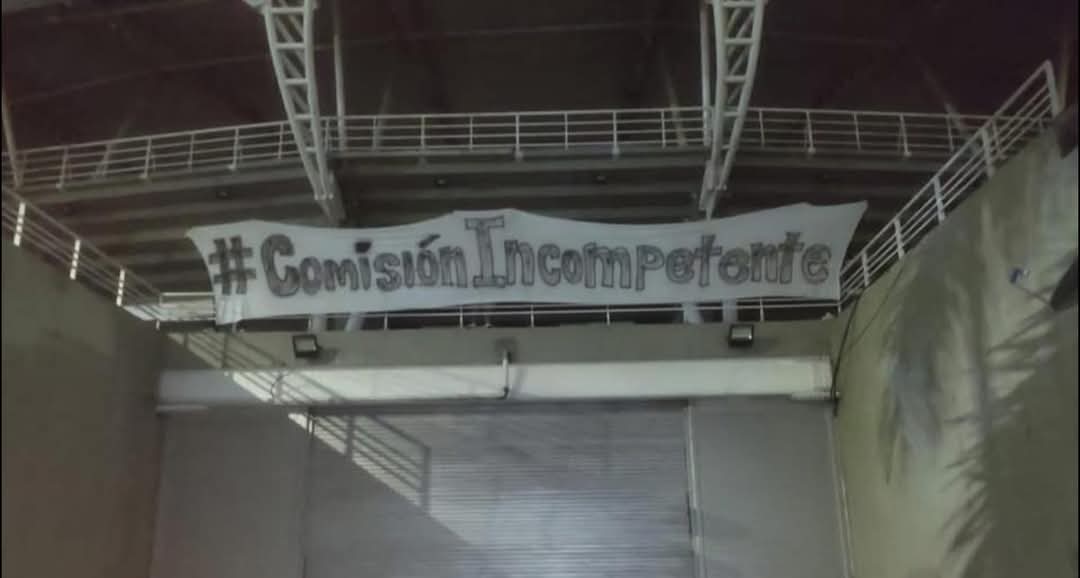 RedUrban__'s tweet photo. Ojala que los que tanto critican a @BRS_COL canten todo el partido y tenga el mismo aguante, los quiero ver el martes metiéndole presión al rival. #ComisiónIncompetente  #AmericaDeCali #baronrojosur https://t.co/oaB0QjUd0r