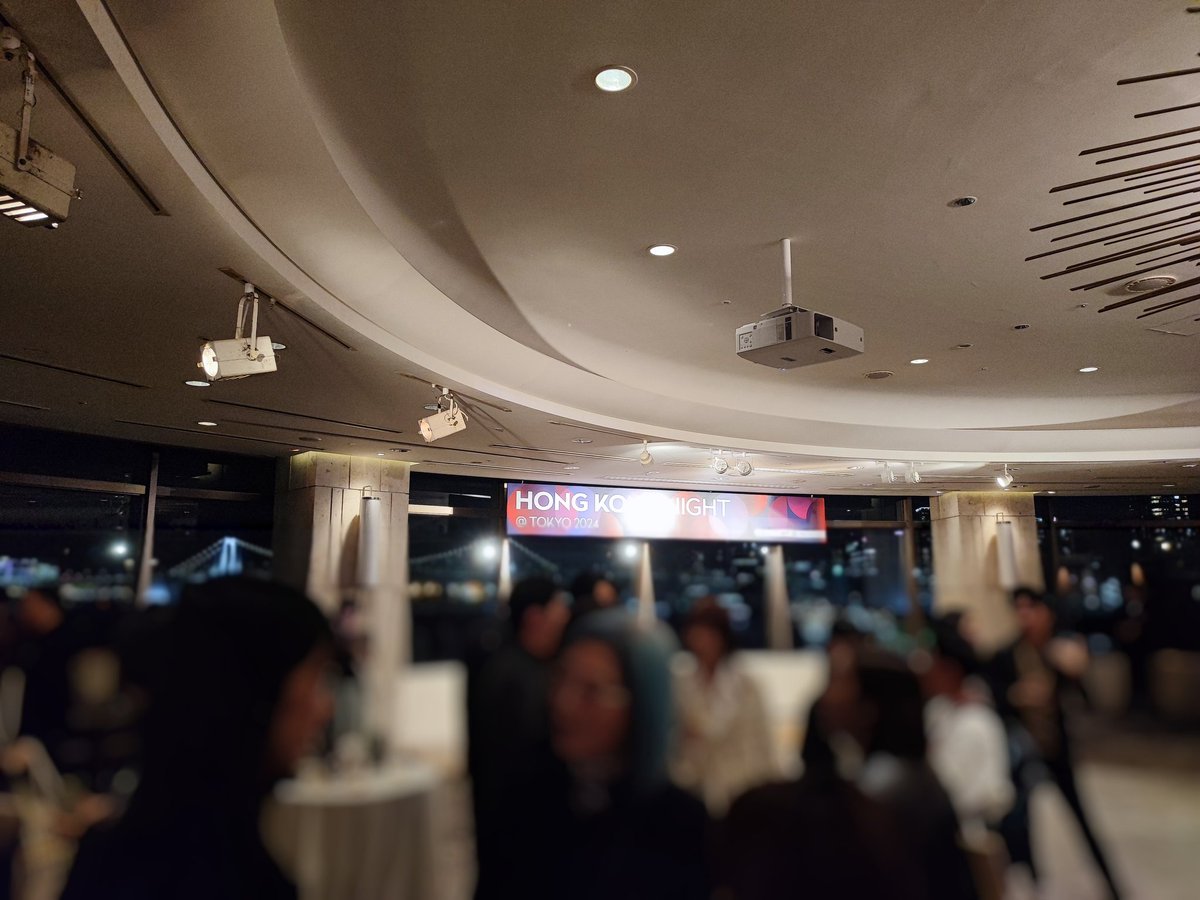 yoshi_shimamura's tweet photo. 【第37回東京国際映画祭】

普段からお世話になっている方々や、新たに出会う映画人との交流を楽しみます😄

【Hong Kong Films @ Tokyo 2024】
が終了した後、
【HONG KONG NIGHT @ TOKYO 2024】
として開催された香港ナイト（パーティー）に御招待いただきました✨

会場には、香港映画界のアクションの重鎮であるサモ・ハンさんがいらっしゃったので、明るく元気にカラッと図々しく、ご挨拶をさせていただきました！

今日も映画業界でコミュニティを拡張します😆

━━━━━━━

ボクは16歳で社会に飛び出しました🏃💨

何の取柄もない平凡なボクなのですが、 
【コミュニティ作り】
に集中することによって、こんな感じになりました💡
↓↓↓

■
ワールドセールスを狙った作品を作り続け、1作目、2作目、3作目の全てが国際映画祭で受賞。  

■
・サイバーエージェント様
・テレ東様
・朝日放送様
・オリコン様などの大株主になりました。
大株主になっている銘柄だけで約100億円の評価額です。 
株価に一喜一憂せず長期保有する予定です。 
※ 2024年11月15日時点  

https://t.co/EEcsfVp0Ik

https://t.co/jHCwMxiIxi

■
複数のテナントや不動産のオーナーです。 
https://t.co/5ozXwt1MlP
※ 2024年11月15日時点  

■
書籍【となりの億万長者が17時になったらやっていること】 
https://t.co/UXN7w88ssb
Amazon
総合2位！ 
3部門で1位！ 
週間ランキング10位！ 

【読者が選ぶビジネス書グランプリ2025】 
経済マネー部門賞を受賞！ 
総合グランプリ2位！ 
https://t.co/wrz0nHY02L 

https://t.co/9iA40UYfJK 

https://t.co/UY3zbyZpmX

https://t.co/8lK1o8LvGl

https://t.co/XRREMaHBWG

https://t.co/ydBdAKnAzT

 書籍【うまくいくリーダーだけが知っていること】
https://t.co/4PXHEz1khl
Amazon
総合2位！ 
3部門で1位！ 
全国の書店30店舗以上で1位になりました！ 

■
サンクチュアリ出版様にご掲載いただきました。
https://t.co/9KK9n62Wme
https://t.co/YBA09sMt7s
https://t.co/OMogpuxzK9

■
THE21様にご掲載いただきました。 

https://t.co/yiCGs0A7Mv

https://t.co/4D84YfB0r2

■
マネーポスト様にご掲載いただきました。 
https://t.co/FTJCFlb1At 
https://t.co/4cRqHa5uC5 

■ 
東京カレンダー様にご掲載いただきました。
https://t.co/8vfAbO1RO7 

■ 
みんかぶ様にご掲載いただきました。 
https://t.co/DzV3e2ba6X 
https://t.co/ovifQWXl6x 

■ 
下記の書籍で著者・大株主としてのインタビュー記事をご掲載いただきました。  

【株探超活用法DX 大株主の研究/宝島社】
https://t.co/VobHgDPNyN

【高配当株と円安株で月15万円稼ぐ 億り人がやっている（秘）投資法/宝島社】
https://t.co/bLY6Kkjv7l

PRESIDENT Online（プレジデントオンライン）様にコラムを寄稿させていただきました。
【なぜ｢できる人ほど常に即レス｣なのか…成功する人たちが必ずやっている"小さいけれど重要な習慣"/プレジデントオンライン】(2024年新)
https://t.co/UwaMhssGUo

東洋経済様にコラムを寄稿させていただきました。
【100社の株を配当狙いで持つ投資家が明かす流儀/東洋経済オンライン】
https://t.co/qK7CL2Pcvx

幻冬舎ゴールドオンライン様にコラムを寄稿させていただきました。
【カリスマ個人投資家が「円安・株安なんてあまり気にしなくていい」と断言するワケ/幻冬舎ゴールドオンライン】
https://t.co/J8V2EsJkcx

【ビジネスが成功している「億万長者」に共通する「たった一つの特徴」/幻冬舎ゴールドオンライン】(2024年)
https://t.co/OarwjTVtEh

■ 新宿警察署長から感謝状をいただきました。 
https://t.co/GZZYR8tVpY

↑↑↑  
『どうやればそんなことになるのか教えてください』 
 的なDMを山ほどいただきますので、その答えをnoteに書きました。 

ぜひ、ご覧ください😄

↓↓↓ 
 https://t.co/4UIwyeIQbd 

出掛けるときに踏んだ犬のウンチを、帰宅するときにもう一度踏んでしまうレベルのボクですが、地道に真面目に仕事をして、楽しく生きています！ 
ぜひ、仲良くしてくださいね😉

#映画好きと繋がりたい
#投資家さんと繋がりたい
#株式投資投資
#不動産投資
#富裕層
#資産家
#テレ東
#テレビ東京
#起業
#スタートアップ
#サイバーエージェント
#東京国際映画祭
#映画
#映画祭
#香港