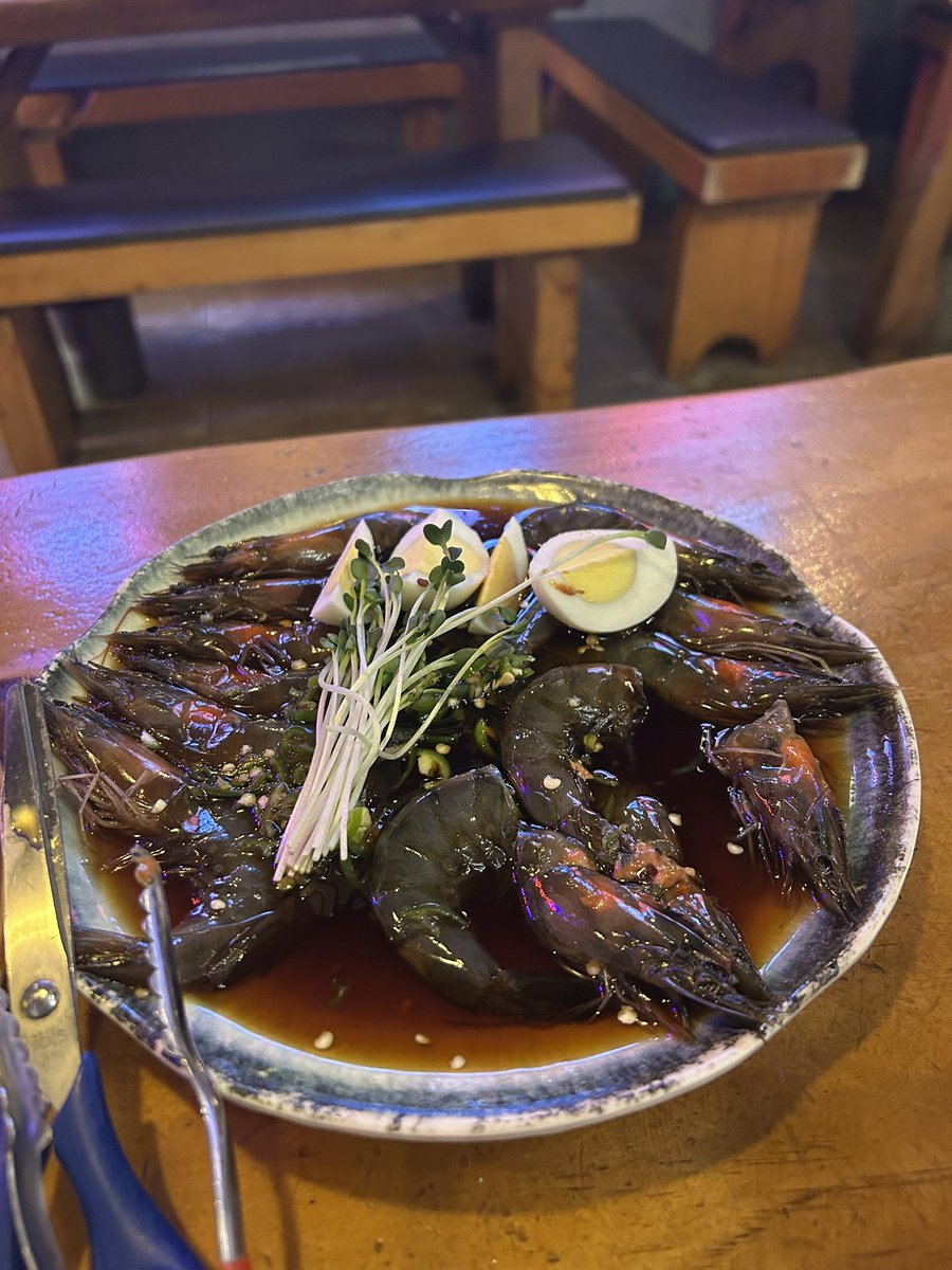 iadd77's tweet photo. 韓国ご飯🇰🇷
📍新論峴 プロカンジャンセウ

整形前に生モノの海老を食べたくて1人で来店。最初お客さんゼロで不安になったけど、後から現地の人が複数で何組か来たから早めの時間に行って正解だった😌左上を注文。背わたが少し気になったけど、サイズの大きい海老を沢山食べれて満足。 https://t.co/qJypgTTq6t