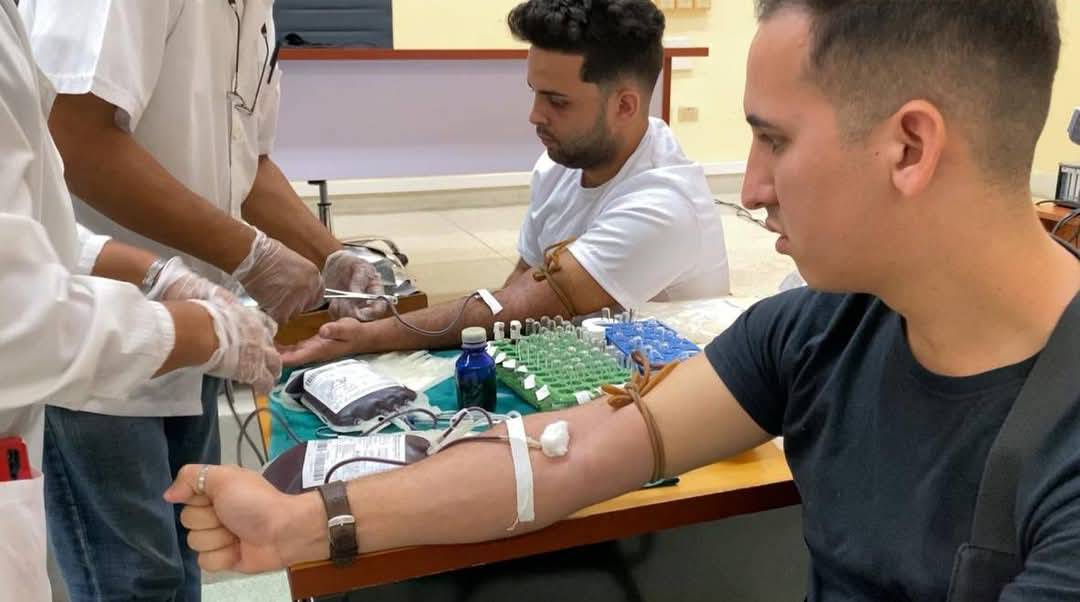 UOCuba's tweet photo. El altruismo y la vocación de ser útiles, heredada del Comandante en Jefe Fidel Castro, se conjugan en los jóvenes de la mambisa @UOCuba , protagonistas hoy de una jornada masiva de donaciones de sangre, en saludo al 4 de abril. https://t.co/hgc3dC2Sh9