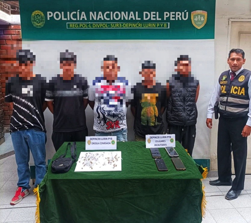 LimaRegion's tweet photo. 🚨MÁS DETENIDOS EN EL SUR!!
#Depincri #lurin #Pachacamac #pnp
Se detuvo a 04 integrante de la Banda Delictiva "LOS BATOS LOCOS DEL PARQUE DE LA MONEDA LURIN" ✅️EN el AAHH Nuevo Lurin. Se incautó 04 celulares y comíso de 159 bolsitas conteniendo #marihuana, se investiga. #pnp https://t.co/zAM5J54cRp