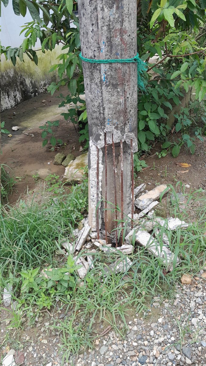 bigyori's tweet photo. @CNEL_EP señores por favor ayuda con éste poste en cualquier momento se cae producto de las lluvias y corrientes de agua que baja, puede afectar el fluido eléctrico o caer en esa casa el poste.
Coop #valledelaflor. https://t.co/XmCOPaSPPT