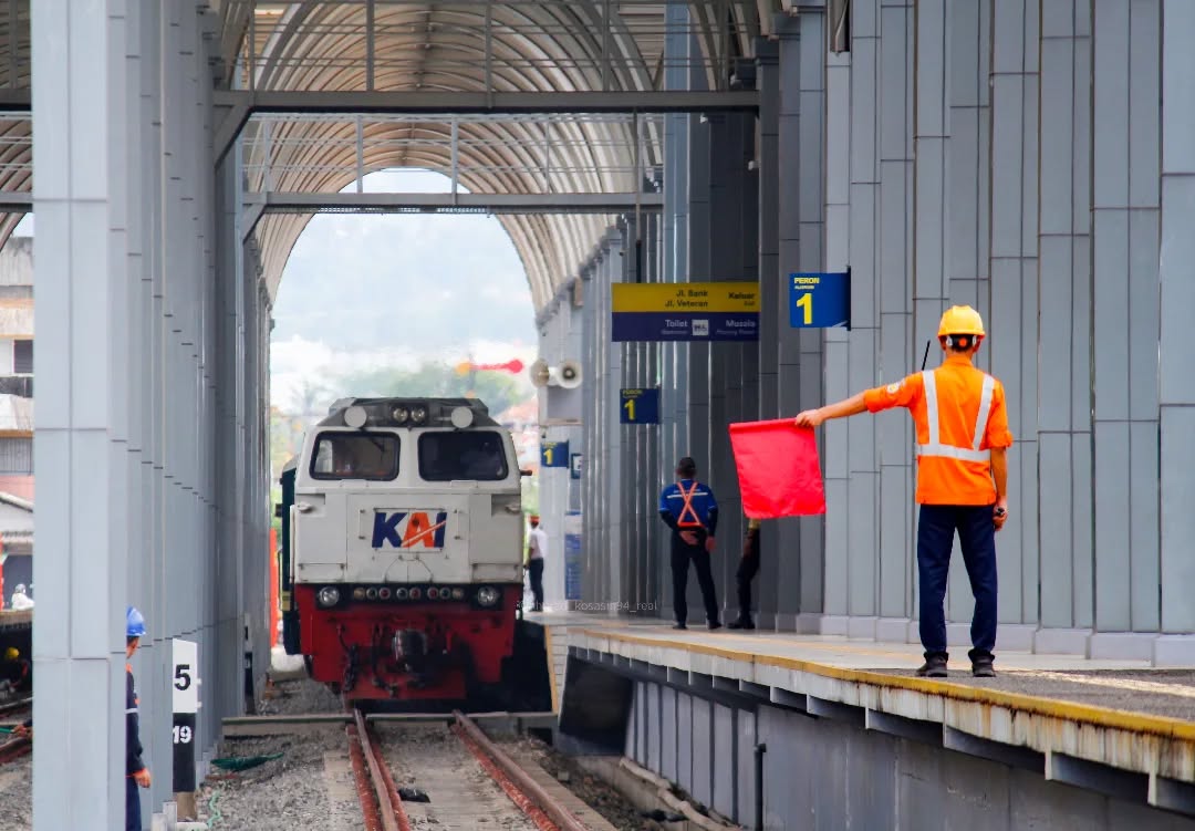 Impian tidak tercapai dengan mudah. Tapi setiap langkah, setiap pelajaran yang kita ambil, membuat impian itu semakin dekat. Terus berjuang, karena impianmu layak diperjuangkan. 💪✨

Selamat pagi, #SahabatKAI

#JumatBerkah #KAI121

Support photo🙏🏼: ahmad_kosasih94_real (IG)