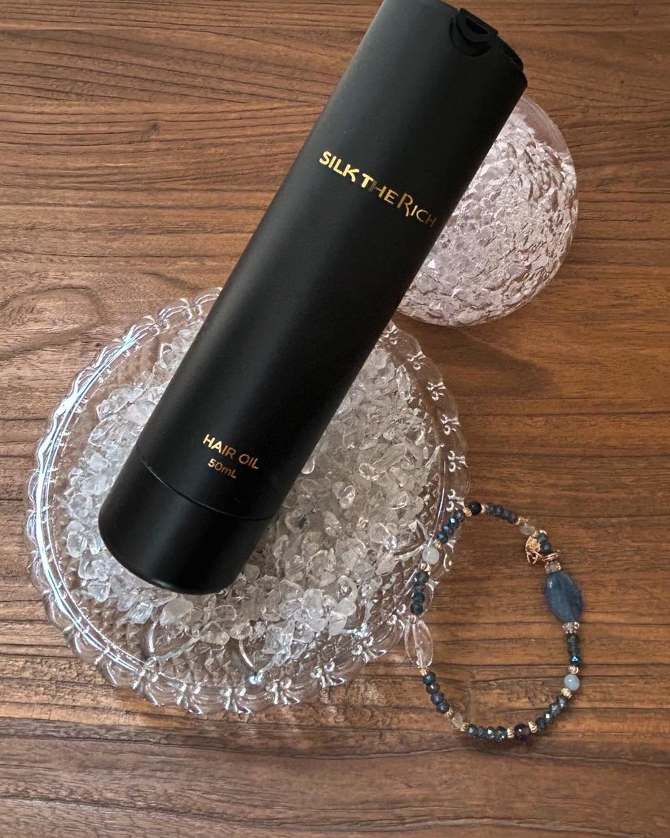 chocotto_point's tweet photo. 大人っぽく品のあるムードナイトムスクの香りにシンプルかつシックなデザインでジェンダーレスで使えそうな印象✨ サラッとしたテクスチャーのオイルで髪質問わず使えそうなので家族みんなで使用できそう🥰　#PR　#SILKTHERICH #シルクザリッチ　#ヘアオイル #SILK #天然シルクのフレグランスヘアケア https://t.co/zIAZGvvhT0