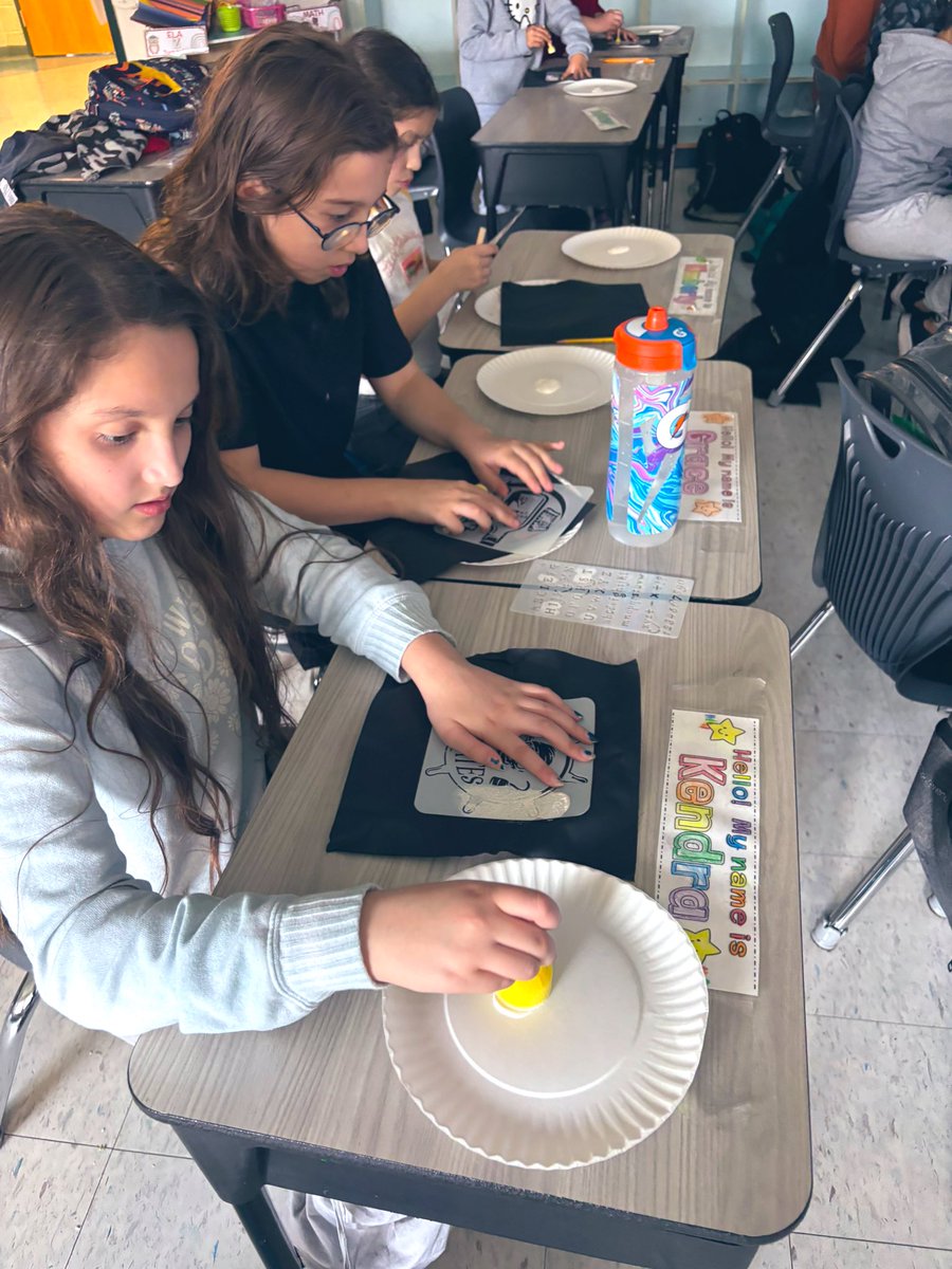 BCSDBabs's tweet photo. We created our own pirate flags that ✨glow in the dark 🌖 during today’s session of History Club: Shipwreck/Maritime Adventure Edition 🏴‍☠️ @brewsterschools https://t.co/uYUwf3qhCF