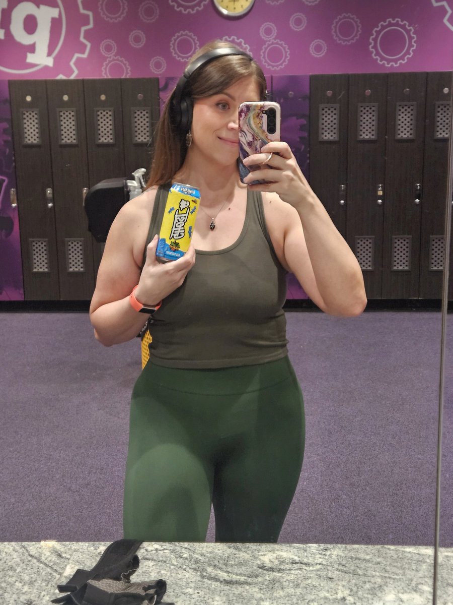 Samanthanolimit's tweet photo. Leg day today!! The gym felt good. My back and hip aren't healed but they feel much better than before atm. Wish ghost would sponsor me lol #legday #gymlife #gymrat #gymgirl #naturalweightloss #fitness #diosafit #ghost #sponsorme #glutes #booty #gains #quads #hammies https://t.co/LozbFOCiIh