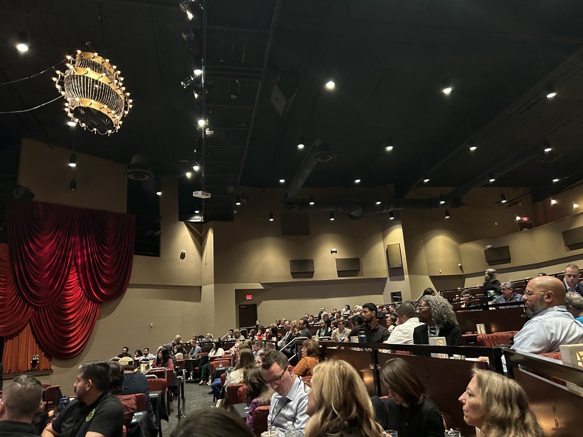 greenlivingaz's tweet photo. Arizona’s business community coming together for positive impact and innovation. Here are some photos from the event!💚✨ #GreenLivingMagazine #LocalFirstArizona #sustainability #ArizonaGoodBusinessSummit https://t.co/9UeLs4fpl6