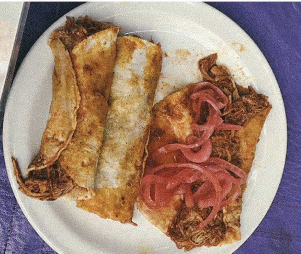 localmx_'s tweet photo. #ComidaCDMX En el tercer piso de un edificio en el centro, aquí se come sopa de lima (más espesa que otras y deliciosa) o cochinita pibil entre decoración con motivos mayas y ambiente de cantina familiar: "jaranas, guitarras y vaquería en vivo". https://t.co/iXawpqeg7U https://t.co/9XZ4fB2v3J