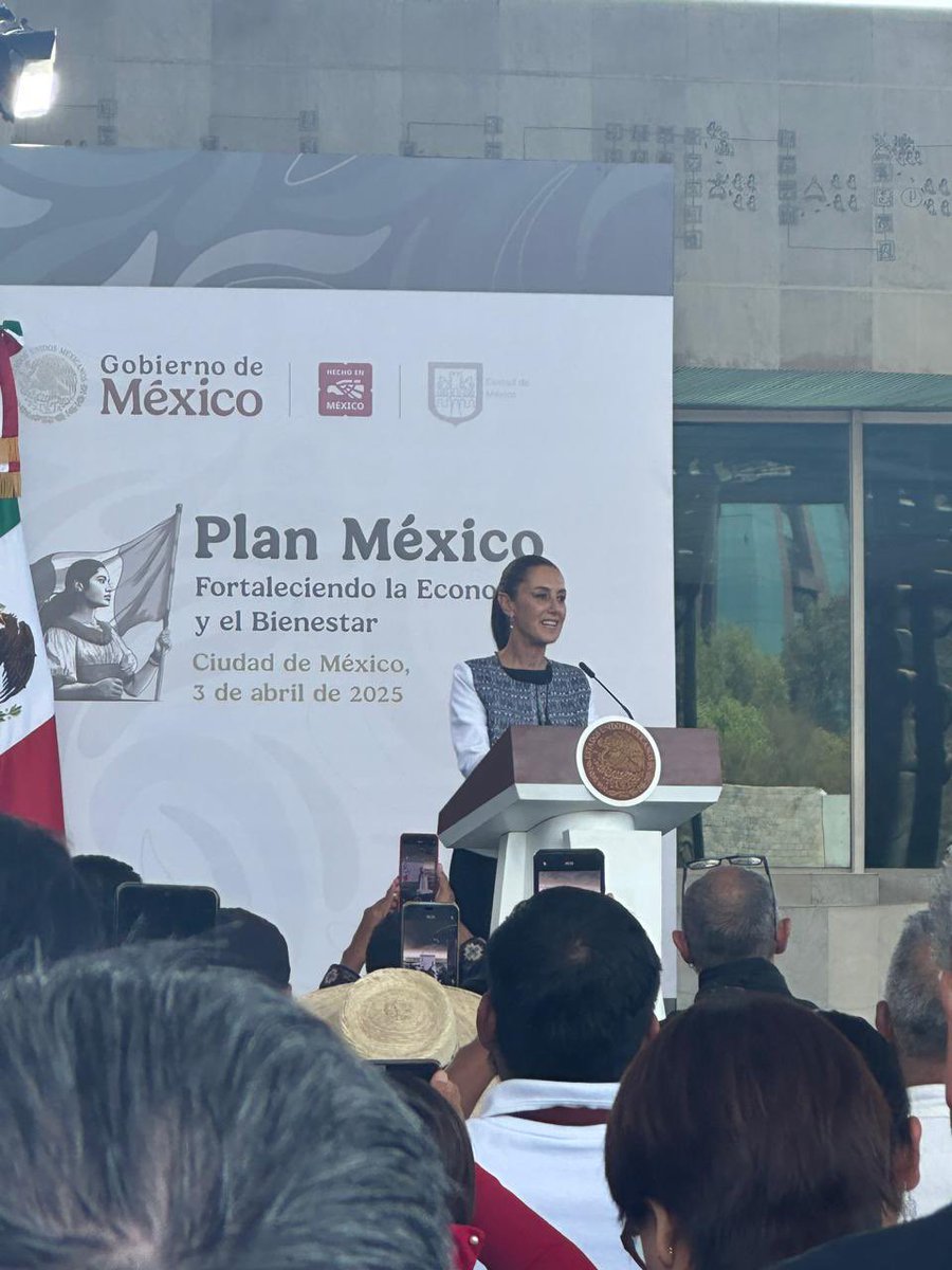 _valdespjesus's tweet photo. Acompañamos el día de hoy a la presidenta @Claudiashein y al secretario de economía @m_ebrard en la presentación de los avances del Plan México. 

Hay una estrategia sólida y con futuro para el crecimiento económico del país. 

¡Hasta la victoria! https://t.co/8vBg94kCEj