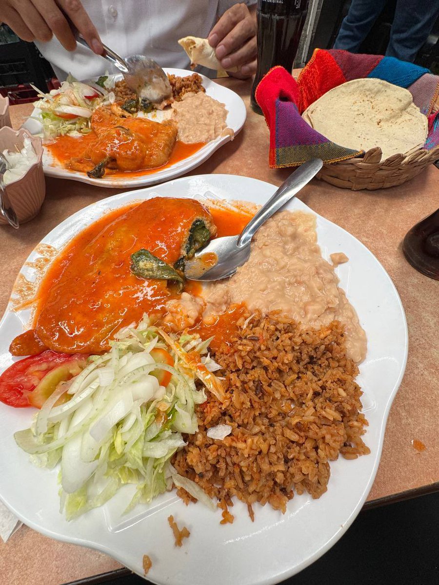 Hoy tocó comer en San Juan de Dios, en la fonda Virgen.
Comida casera, gente trabajadora, y un recordatorio de por qué hay que seguir cerca de quienes hacen grande esta ciudad. #SAGO #GDL