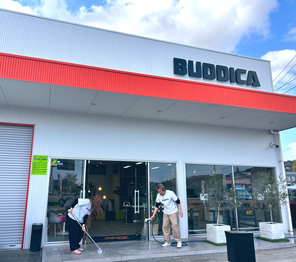 おはようございます☀

朝から全力掃除🔥
<a href="/shiho49BUDDICA/">橋本志保</a>  店内😳
<a href="/DiscoveryImf1/">今井孝幸＠車屋2.0のムードメーカー</a>   水まき！？😳笑
@s198nana211a   ごしごし😳
ありがとうございます！

本日もスタッフ一同
お客様のご来店お待ちしております🏃‍♀️

#BUDDICA
#バディカR32