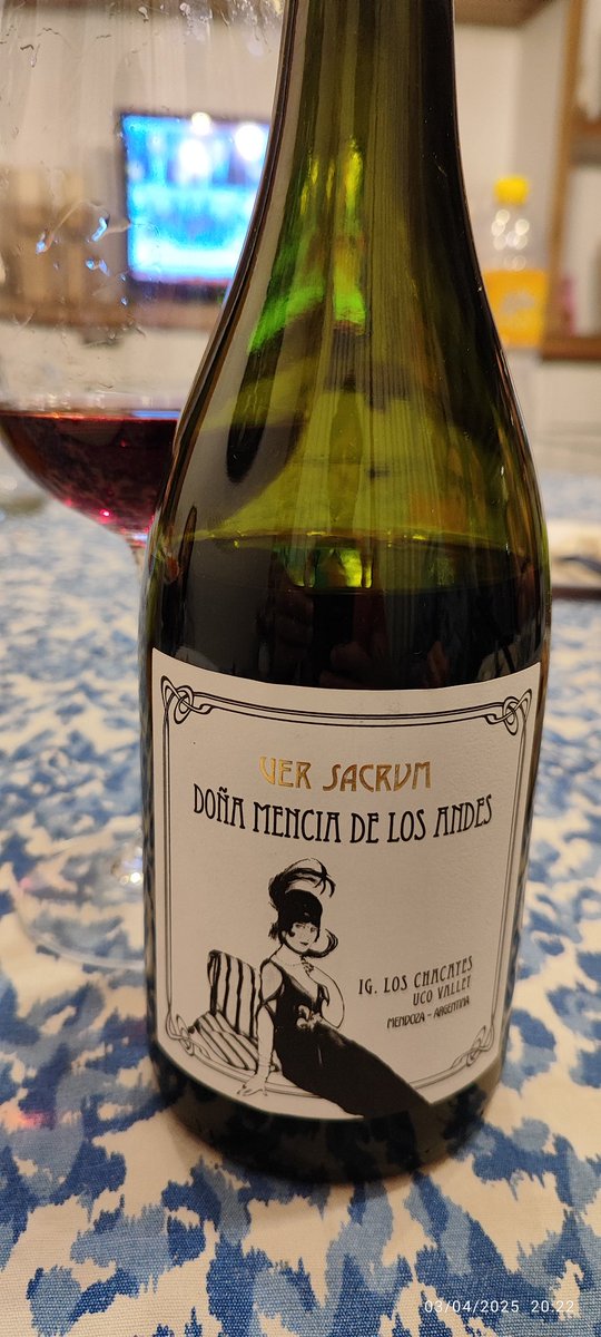 Hermosa doña Mencía de <a href="/VerSacrum/">Ver Sacrum</a>... Fina astringencia...equilibrada acidez... hermoso final...<a href="/NatiBeneitez/">Nati Beneitez 🍷</a> un lujo.
🍷💣