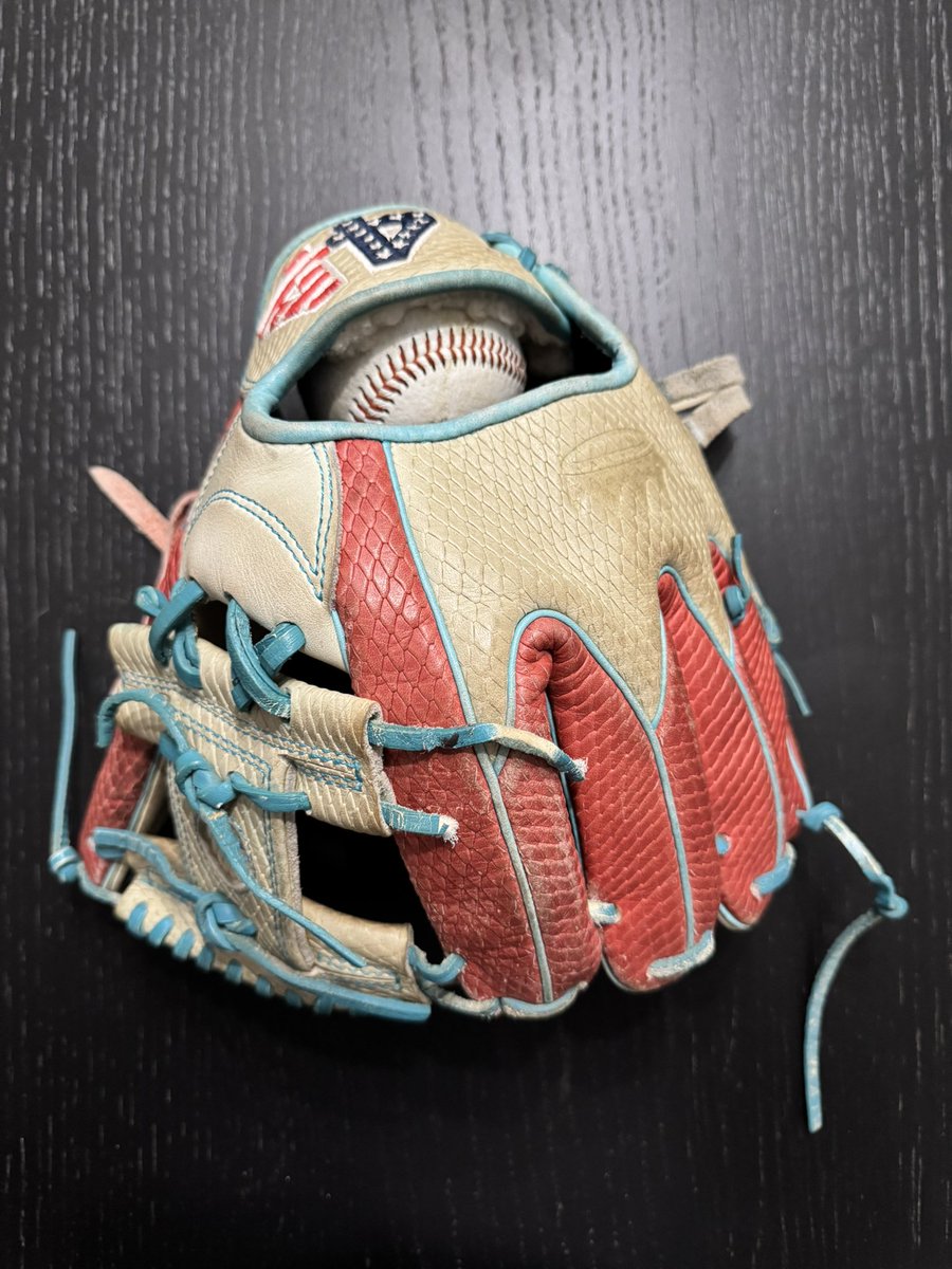 FixItFowler42's tweet photo. Mid and lower pocket repair in pink with some pink lace clips for our friends up in @SidneyJacketBSB Gotta love less than 24 hour turn around time! #FixItFowler @Starting9_37_ @skipMeyers17 https://t.co/yvVYfYZuvi