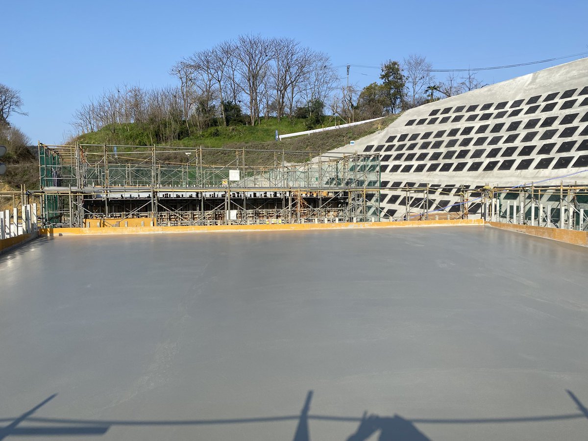 昨日打設したコンクリート仕上げが綺麗に出来上がりました。

養生マットを敷いて散水し、2週間コンクリート養生します。

本日もご安全に🦺⛑️