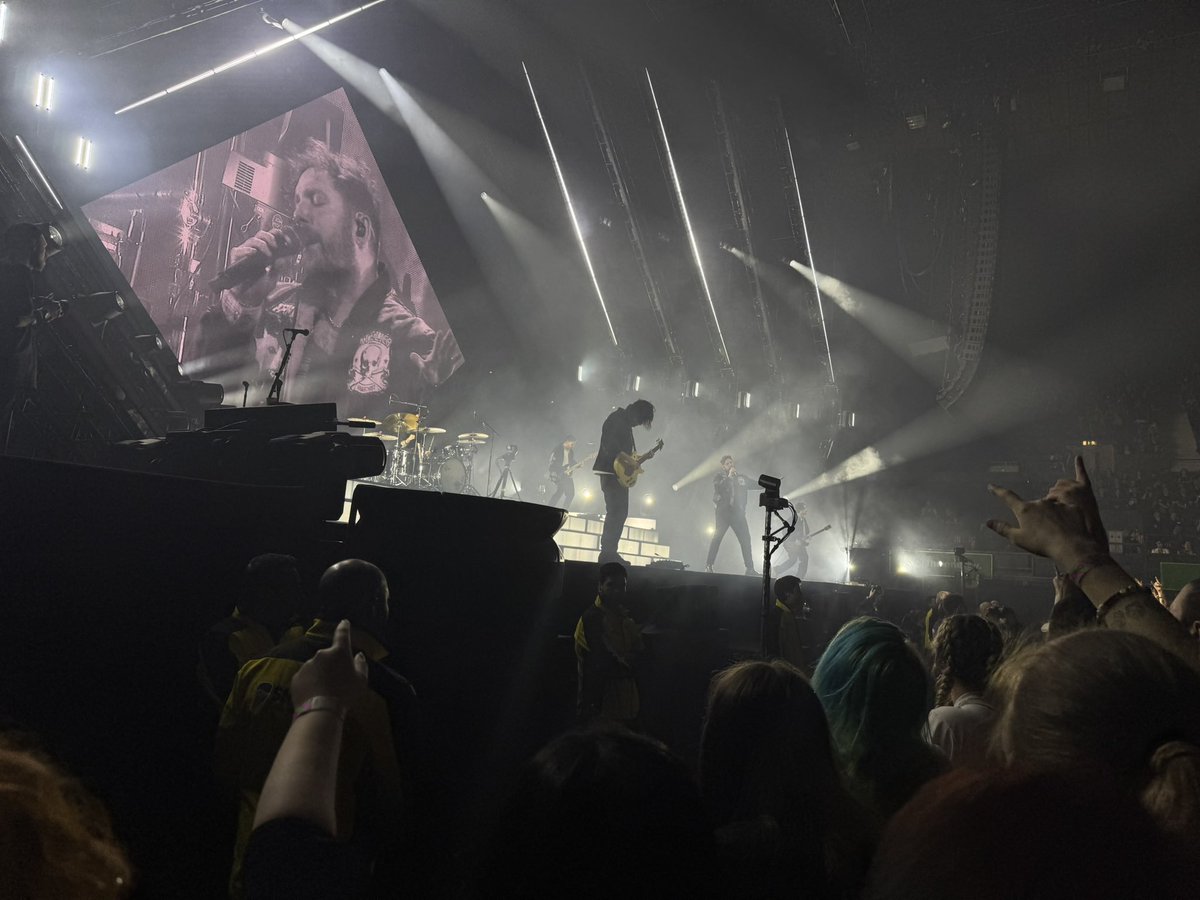 I fucking love <a href="/youmeatsix/">You Me At Six</a> shows 🫶🏻