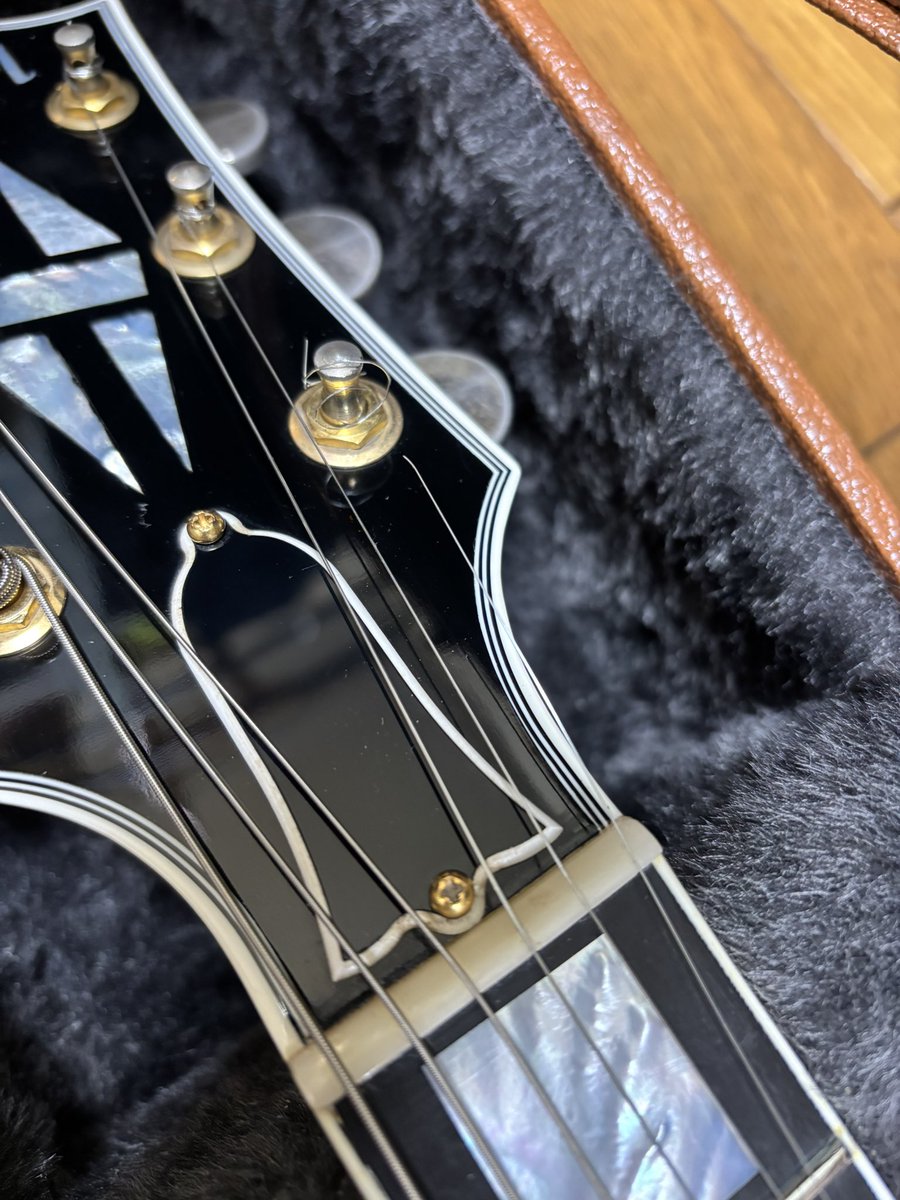 k_chap_Effecter's tweet photo. この半年で4回目の1弦ぷつん。テンションかけ過ぎて切れるならまだ分かるけど、レギュラーから1音ドロップにするために緩めていく方向に回してる時に切れる。原因が分からん。 https://t.co/1gi1xOoYgk