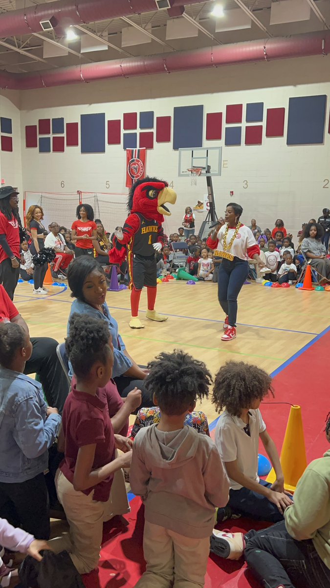 APSMediaServ's tweet photo. ๐๐Reading for the WIN! ๐ฏ @APSHeritage got to hang out with the @ATLHawks today! The entire school read and logged the MOST minutes in @apsupdate for the #Race2Read March Madness Challenge! Top classes & readers celebrated with a pep rally! SUPER READERS MAKE SUPER LEADERS! https://t.co/3LGkBTL6KF
