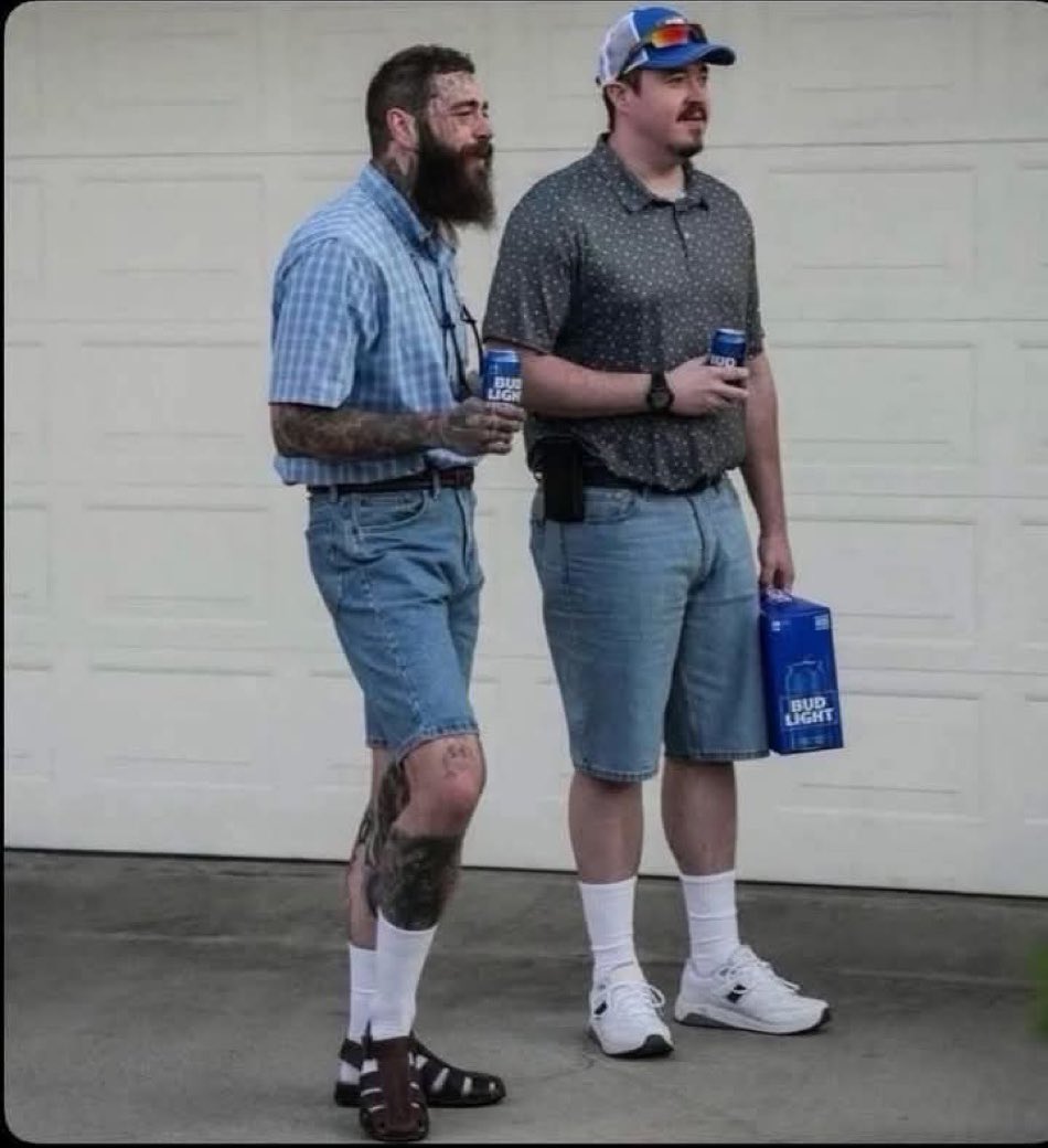midwestern_ope's tweet photo. How Midwesterners show up to party in the garage https://t.co/egLZV5zauy