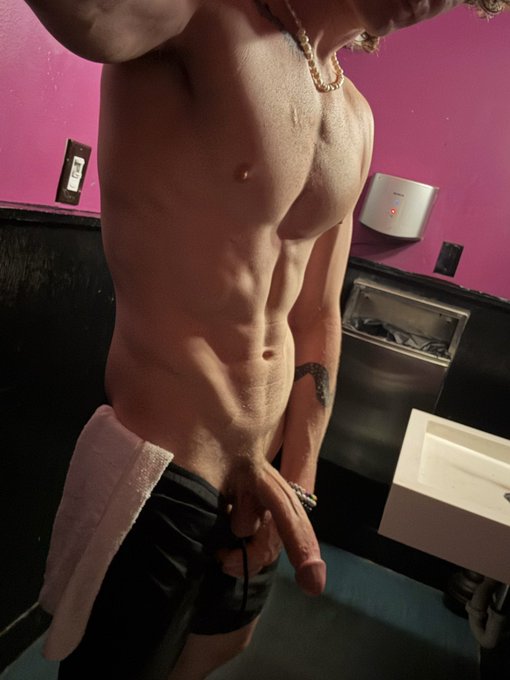 Watch Travis's leaked NSFW photo on TwXstars