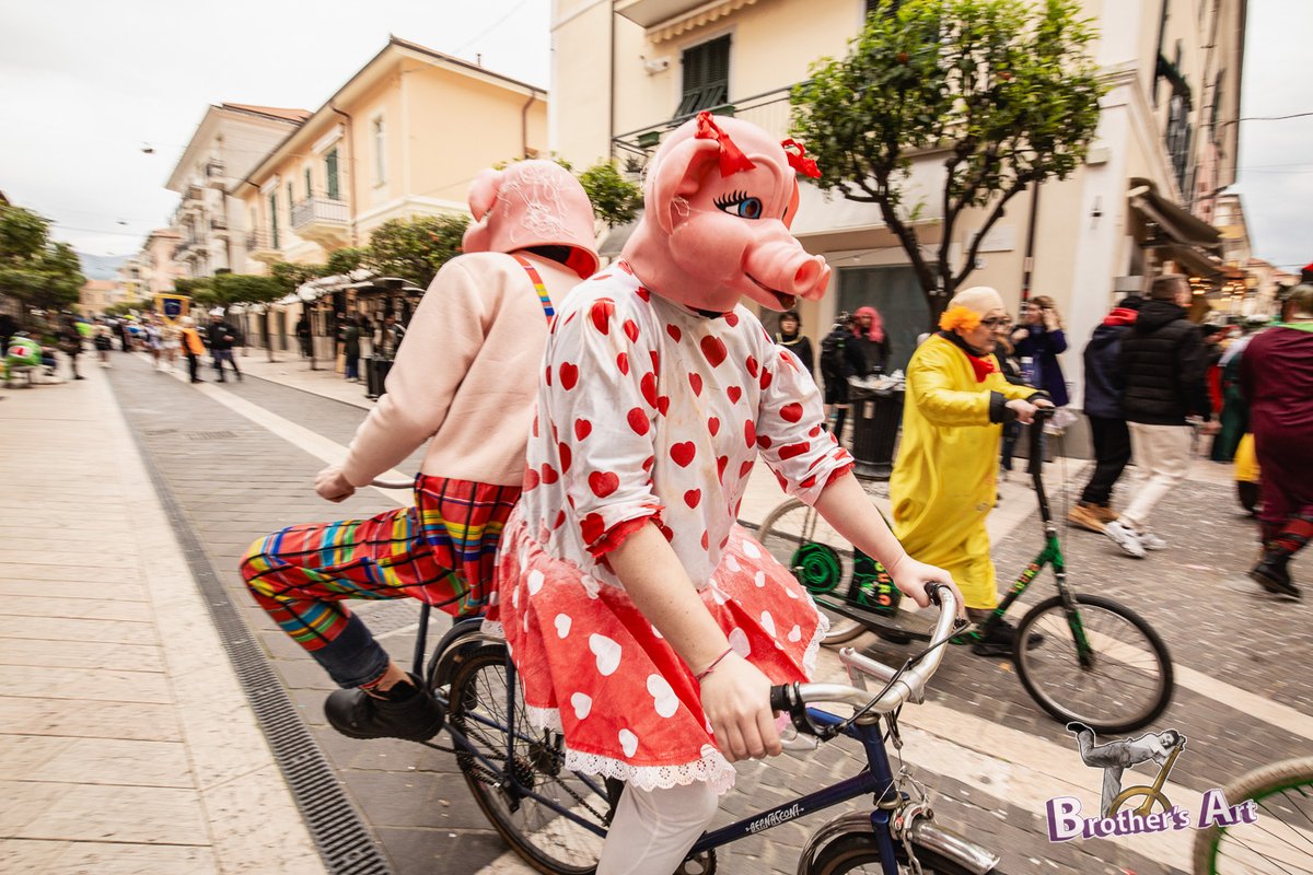BrothersArt2's tweet photo. Il Carnevale è pura energia! 🎭🚴‍♀️ A Diano Marina, tra sfilate e colori, due cosplayer sfrecciano in bicicletta regalando magia al pubblico! 📷✨

#Carnevale #DianoMarina #PanningShot #StreetPhotography #CosplayLife https://t.co/bUwGzUzAxl