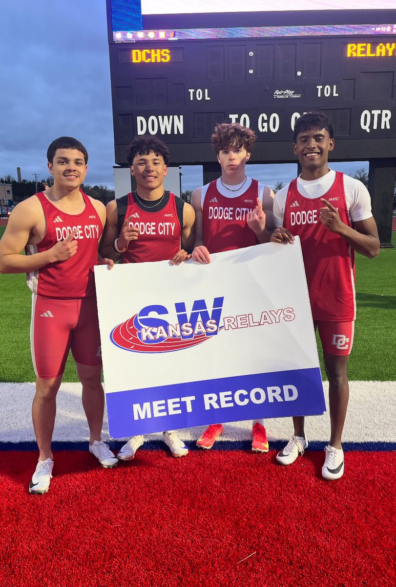 RedDemonSports's tweet photo. Red Demons with the 4x400m relay winning record time! #SWKSRelays https://t.co/jIaLzi4fMw