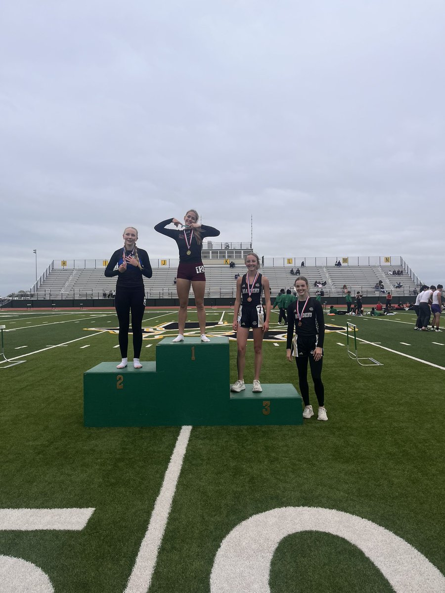 Congratulations to Kaleigh Wooldrodge! District champion/area qualifier in the 800, and area qualifier in the 400!
🏆🥇