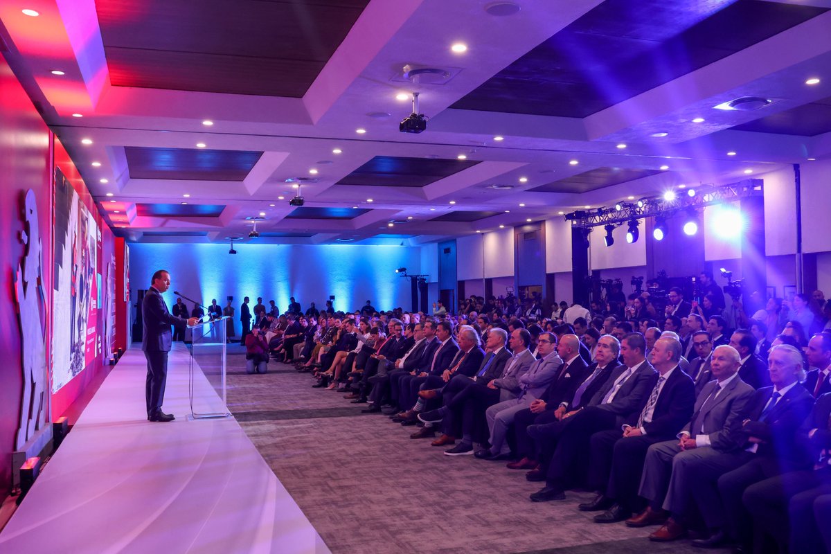 CamaradeCom_GDL's tweet photo. En la Cámara de Comercio de Guadalajara refrendamos nuestro compromiso con el fortalecimiento del sector empresarial de Jalisco. Este 2025, comienza un nuevo capítulo con la toma de protesta de nuestro Consejo Directivo para el periodo 2025–2026.

Bajo el liderazgo de nuestro @PresidenteCCGdl, seguiremos construyendo una Cámara sólida, con visión, innovación y preparada para los desafíos de una economía global en constante transformación.

En unidad con el sector público y privado, trabajaremos por consolidar a Jalisco como la capital de los negocios, las inversiones y el emprendimiento.

Gracias a todas y todos los empresarios que confían en esta institución. El futuro traerá nuevas oportunidades, y en la Cámara estamos listos para aprovecharlas al máximo.

¡Vamos juntos por un Jalisco más próspero!