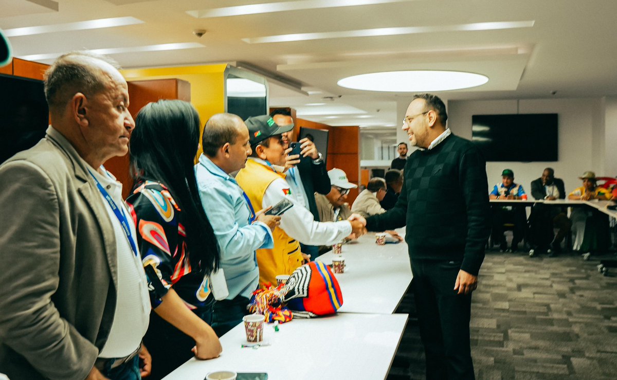 El ministro TIC, <a href="/JulianRMolinaG/">Julián Molina Gómez</a>, se reunió hoy con representantes de la <a href="/confecomunal/">Confederación Nacional de Acción Comunal Colombia</a> para escuchar sus solicitudes y plantear soluciones. “Una Colombia que cierra su brecha digital solo será posible con nuestros líderes regionales”, indicó en el encuentro. Hilo 🧵.