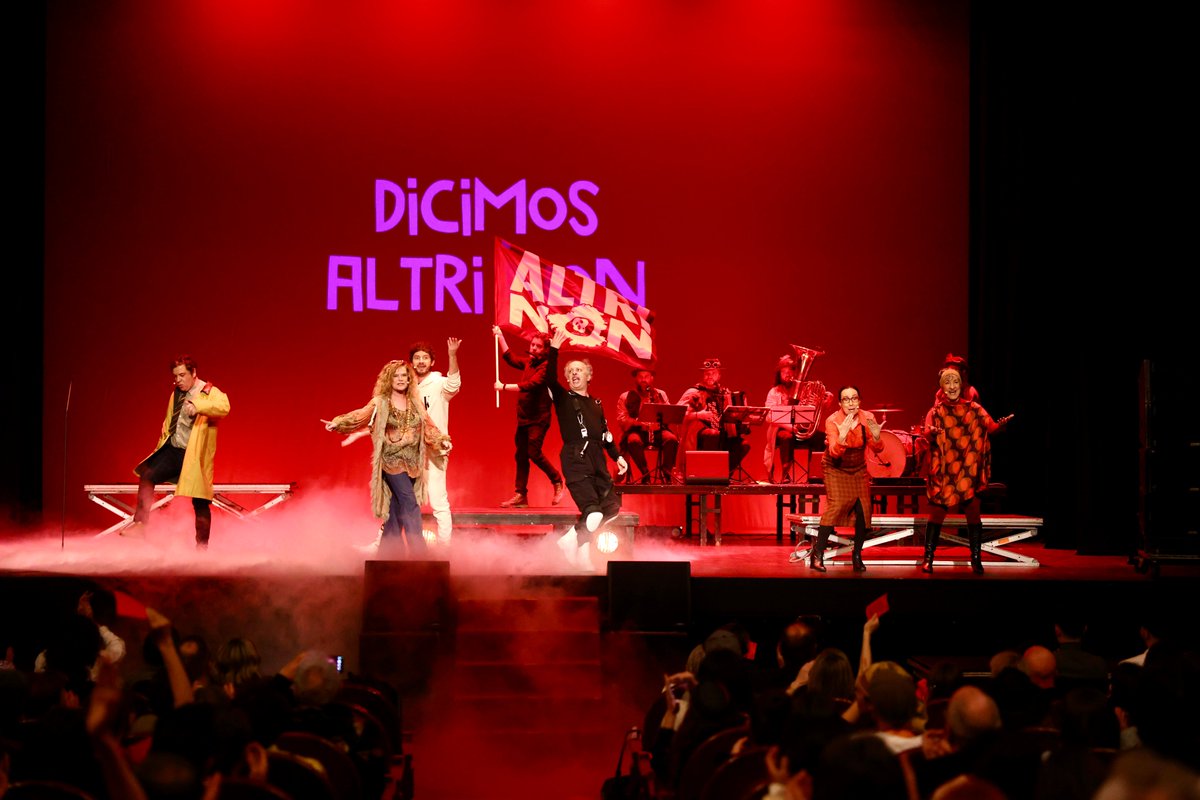 Noche mágica para los genios/as de la escena gallega en los XXIX #PremiosMaríaCasares

"Iribarne" arrasa (nueve estatuillas), "O dragón de ouro" le sigue en el palmarés

Fiesta, orgullo, reivindicación del gallego y gritos #AltriNon en el Rosalía de Castro de Coruña

<a href="/TuitsDaAAAG/">AAAG</a>