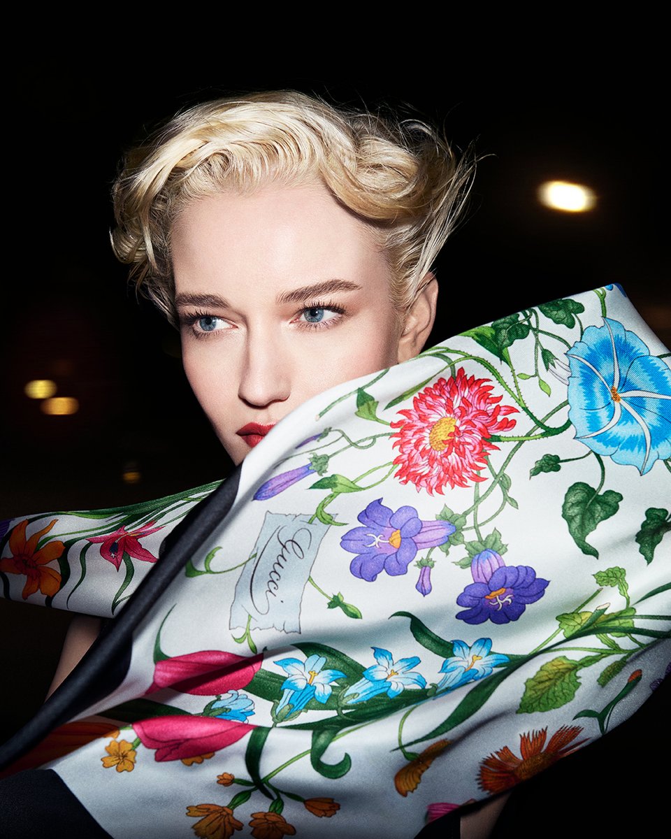 gucci_jp's tweet image. 夜の街に浮かび上がるシルクスカーフのしなやかな美しさ。
#StevenMeisel が撮り下ろしたビジュアルに、#JuliaGarner 登場。1966年にデザインされた伝統あるフローラ プリントのシルクスカーフを纏っています。
on.gucci.com/KeepItGucci_j_
#KeepItGucci #GucciTheArtOfSilk