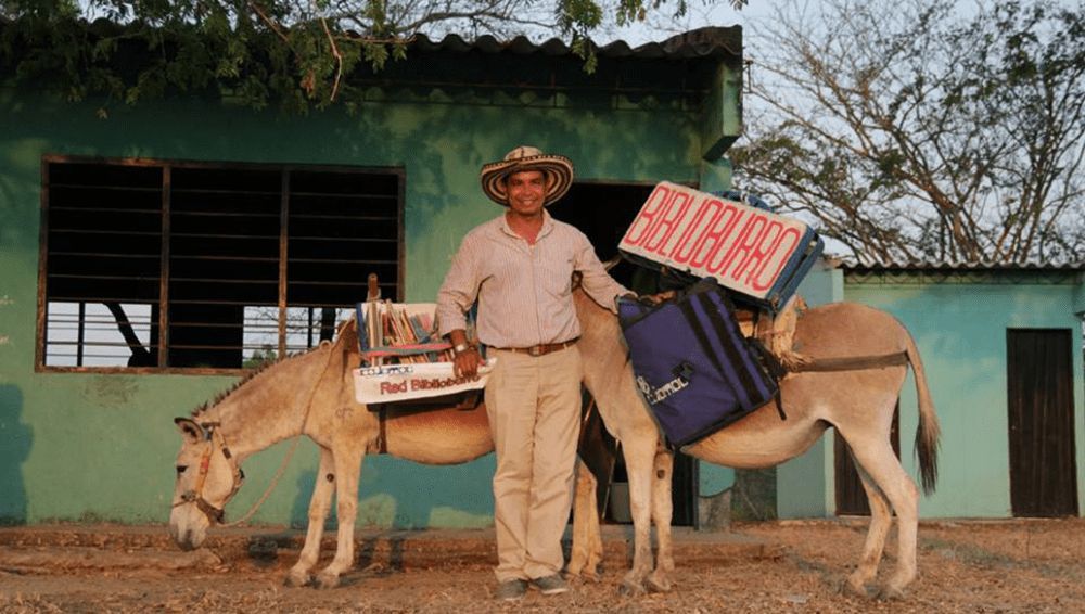 El escritor colombiano Juan Gossaín recibió una carta muy especial. 

La escribía un profesor rural y le pedía uno de sus libros para su biblioteca.
Hasta aquí todo normal.

Pero lo que leyó a después, no lo podía creer: 
Su biblioteca era un burro.

Bienvenidos al Biblioburro.