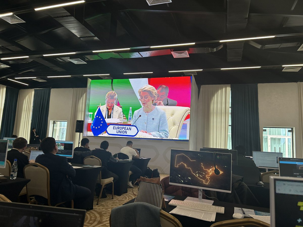 In Samarkand verkündet <a href="/vonderleyen/">Ursula von der Leyen</a> gerade den Start einer strategischen Partnerschaft zwischen der EU und den zentralasiatischen Staaten. 

Sie kündigt an, dass die EU in den nächsten Jahren 12 Mlliarden Euro in die Region investieren wird. 

#eucentralasia #samarkand2025