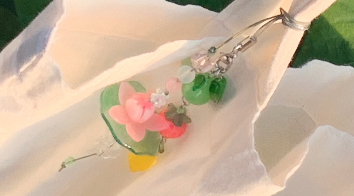 행복한 봄이에요!!! 🪷 
#RT 연꽃끈갈피와 연꽃스트랩 각각 2개씩 총 4분께 보내 드릴게요 𓂃 ⚮̈ .゜