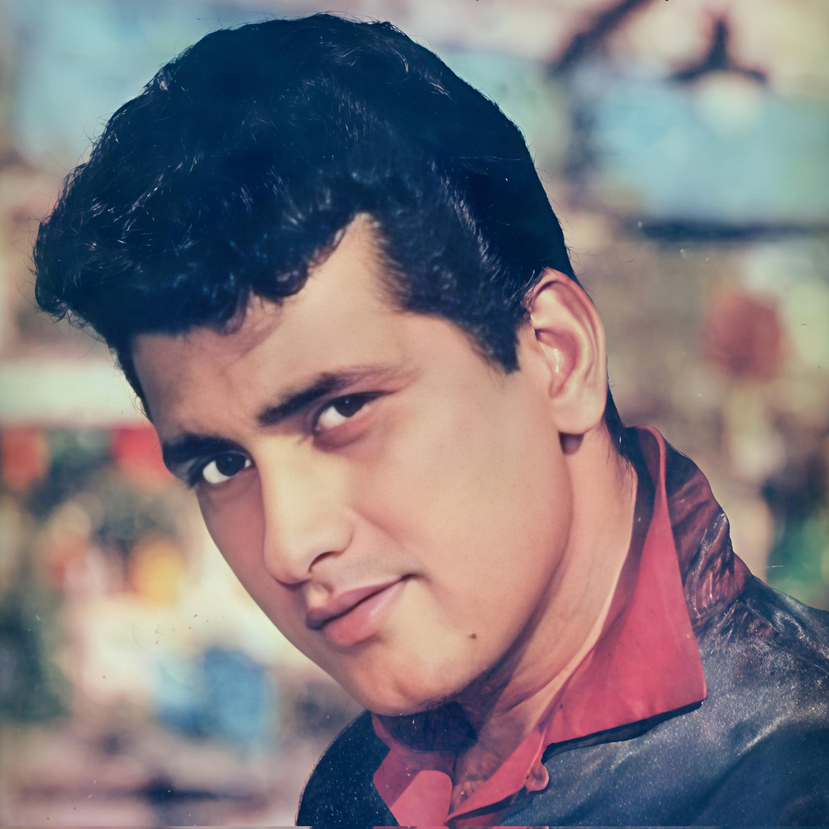 A legend parts.. from Shaheed to Kranti, it wasn't just a patriotic high in Indian cinema, but a box office juggernaut like no other. No one dared to release their film clashing with his, Desais and Mehras feared his ticket window magic! Cherish moments spent with him #manojkumar