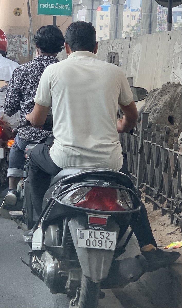 Dear <a href="/btppubliceye/">BTPPubliceye</a>
Those who drive non-KA registration vehicles are quite reckless in breaking the traffic rules
Their on-road nuisance is also very high for those who obey traffic rules
This man drove without helmet at Hosur Road Kudlu gate signal with no care for other vehicles