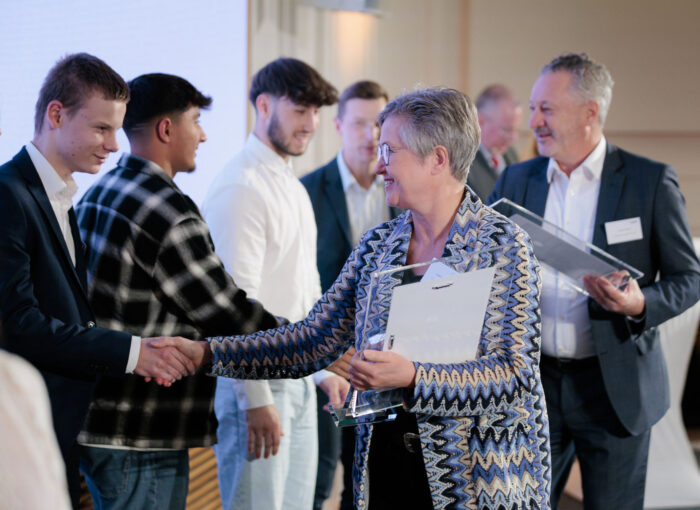 Die Ausschreibung unseres #Preis 2025 mit @BMWK ist gestartet! Wir zeichnen gute Kooperationen von #Unternehmen und #Schulen aus - ob bewährt oder neu am Start.🚀 Jetzt Infos anschauen und bewerben ⏰bis 15.08.:  
schulewirtschaft.de/preis/ausschre… #berufsorientierung