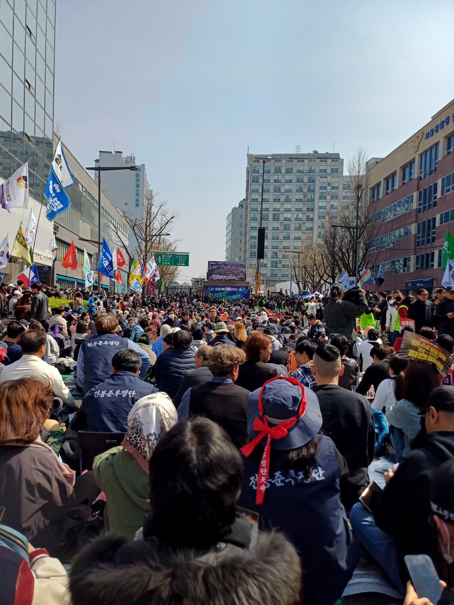 정말 행복한 하루 였어요... 만세.. 대한민국 만세

윤석열은 이제 사형으로...