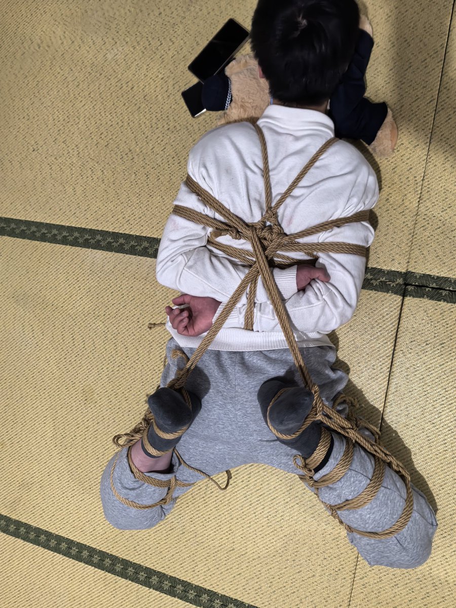 在瘾宝老师的指导下完成的，不全是自己绑的，但还是略有成就感，谢谢瘾老师的指点，谢谢晚安的眷顾，谢谢桉楠的奉献。场地也很棒，瘾是宝藏，mua～
指导：<a href="/bbyin_/">瘾</a>
缚手：me
被缚：<a href="/AnnanYin/">桉楠</a>
摄影：me
场地：<a href="/bbyin_/">瘾</a>