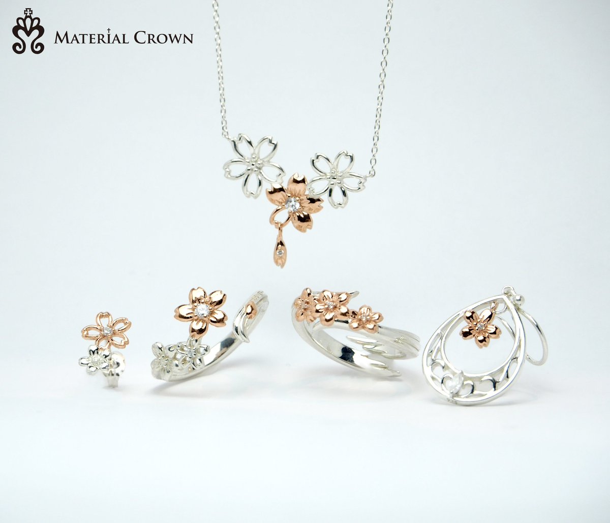 MATERIALCROWN's tweet image. 咲き乱れる美麗な桜モチーフとした、
桜花爛漫ネックレス。
繊細な彫刻で桜を表現しました。
淡いピンクゴールドが華やかで可憐な印象を与えます。
material-crown.jp/mcp0031.html