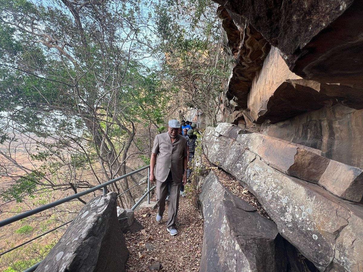 J'ai eu l'honneur de visiter les célèbres grottes de Nok situées dans la commune de Tandjouare 2. 
Ce site emblématique, riche en histoire et en culture, témoigne de notre patrimoine inestimable et de la résilience de nos aïeux.

#AAD #RegionDesSavanes #VisiteGrottesDeNok