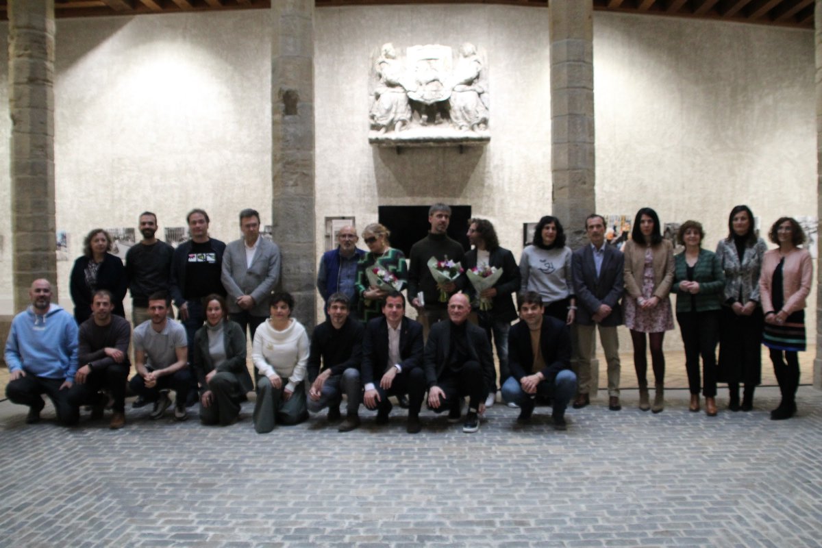 Artea Oinez'25 inauguratu zen atzo eta Pello Azketa, Idoia Díaz eta Patxi Ruiz del Castillo artistak omendu ziren.
@Nafarroa_Oinez <a href="/PDZ_Ikastola/">PDZ Ikastola</a> <a href="/gob_na/">Gobierno de Navarra</a>  <a href="/parlamentoNA/">Parlamento de Navarra / Nafarroako Parlamentua</a>  <a href="/euskarabidea_na/">Euskarabidea</a> #NafarroakoArartekoa <a href="/ei_sev/">Eusko Ikaskuntza</a> #MuseodeNavarra <a href="/ONCE_oficial/">ONCE</a> <a href="/EUNATE_ASOC/">Asociación Eunate</a> #Cermin <a href="/LABORALkutxa/">LABORAL Kutxa</a>