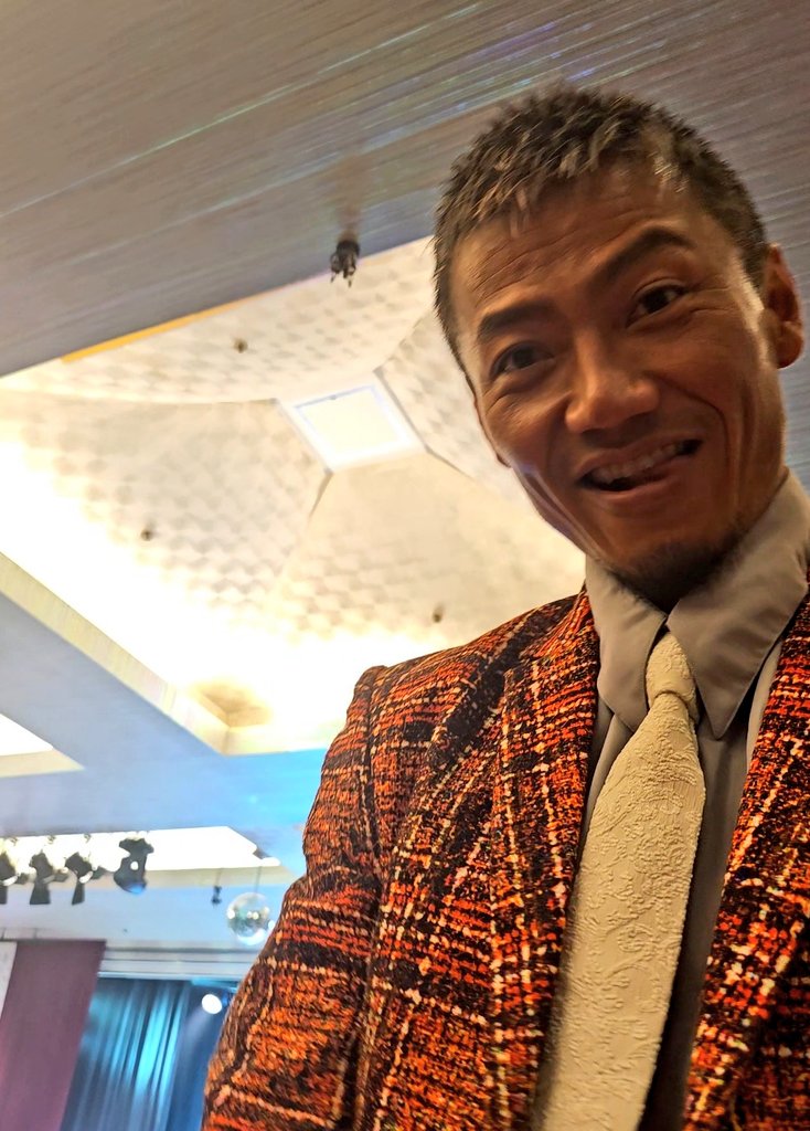 ニコ永🧡
フフ永🧡
ペロ永👅

箕面のラウンドの時、自分でも驚きましたが思わず「岩永さんやめないでー」と声が出ました。岩永さんはペロ👅っとして去って行かれました。横の友人は「え？今さら？😆」と言うてました😅心なしか岩永さんも同じく「今さら？」顔🤭

#岩永洋昭 
#純烈 卒業生💐🌸
