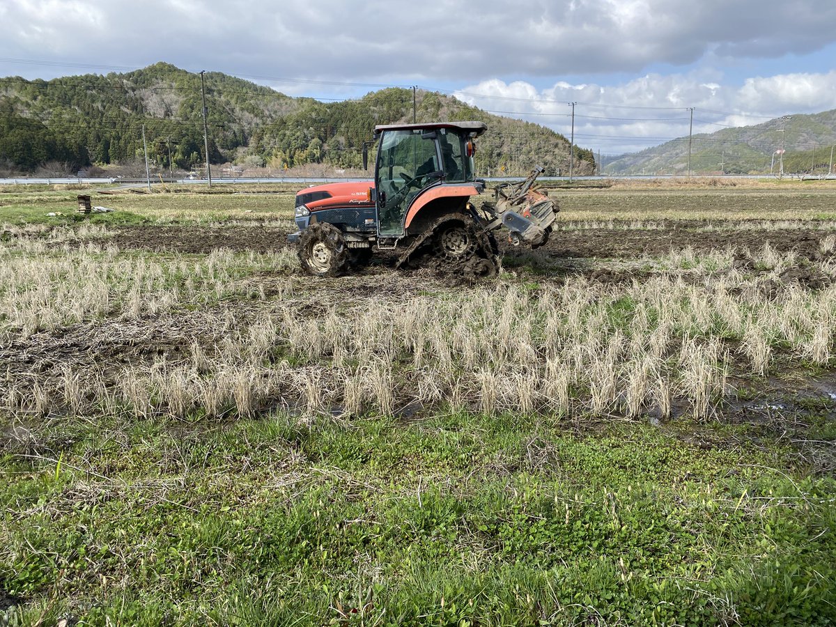 coco_sasayama's tweet image. まだまだ寒い日が続いていますがお米の準備進めています。

今日はトラクターで耕しました。
土を柔らかくし、微生物の活動が活発になることでよく肥えた土になります。

冬眠から目覚めたカエルの鳴き声がちらほら聞こえてきます。