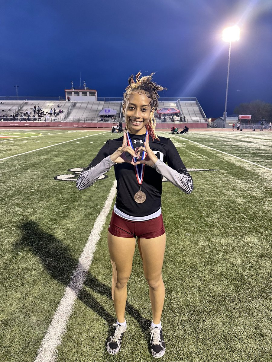 Fayija Smith finished 4th in the one mile with a time of 5:56. Area qualifier.