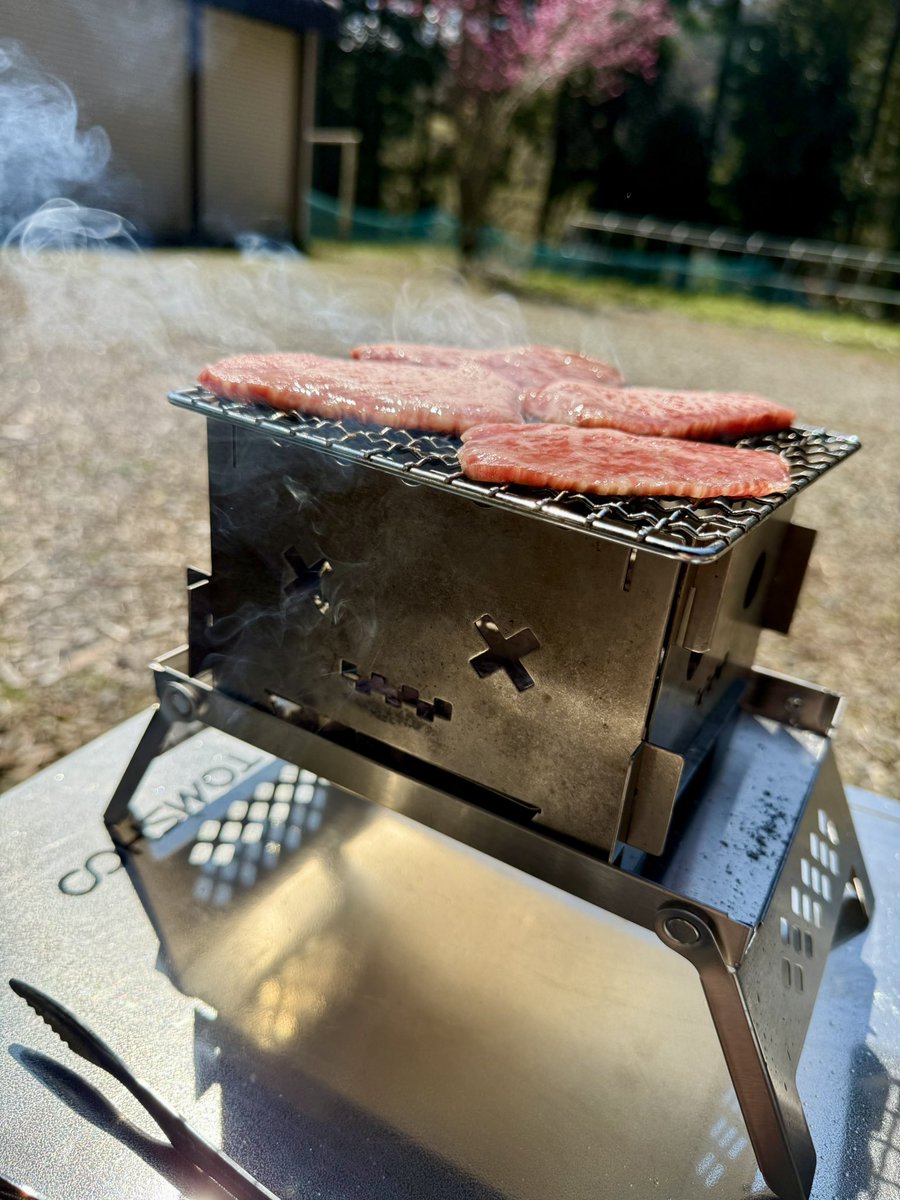 桃の花を眺めながらお庭で焼肉🥩